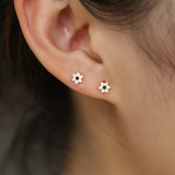 Flower Stud in Gold/Black CZ 925 - Picture 3 of 8